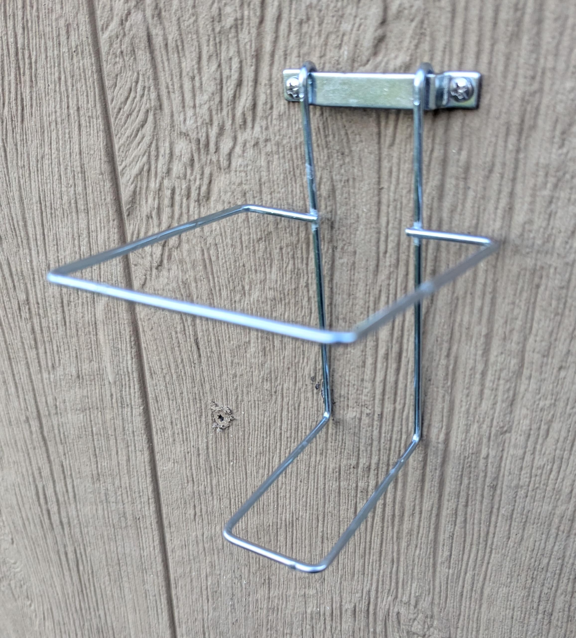 Hen's Choice 1L waterer ready for easy mounting and reliable hydration.