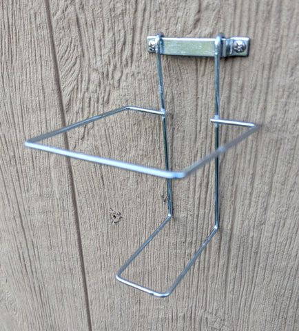 Hen's Choice 1L waterer ready for easy mounting and reliable hydration.