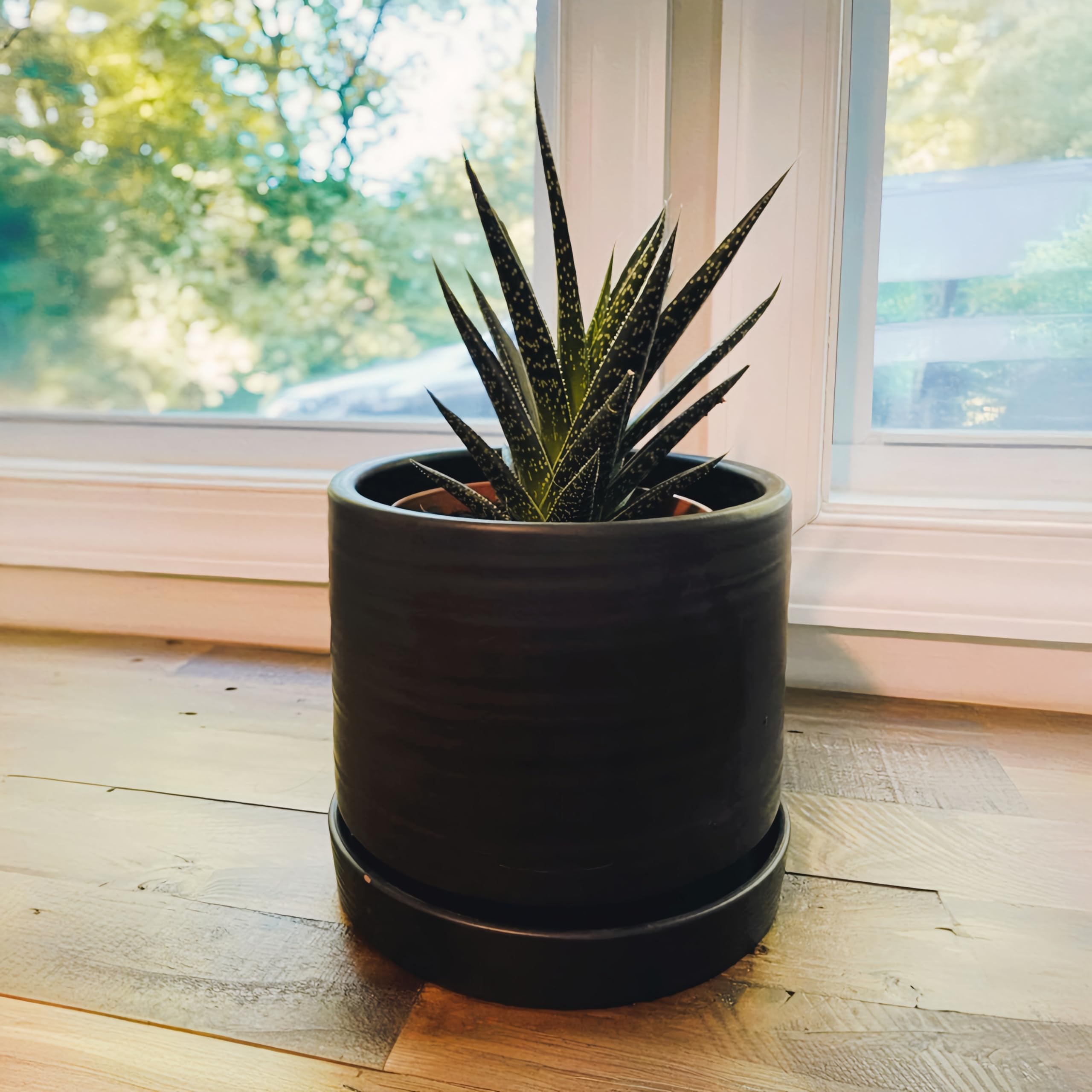 HERDUK matte black ceramic planter shows circular texture for modern décor.