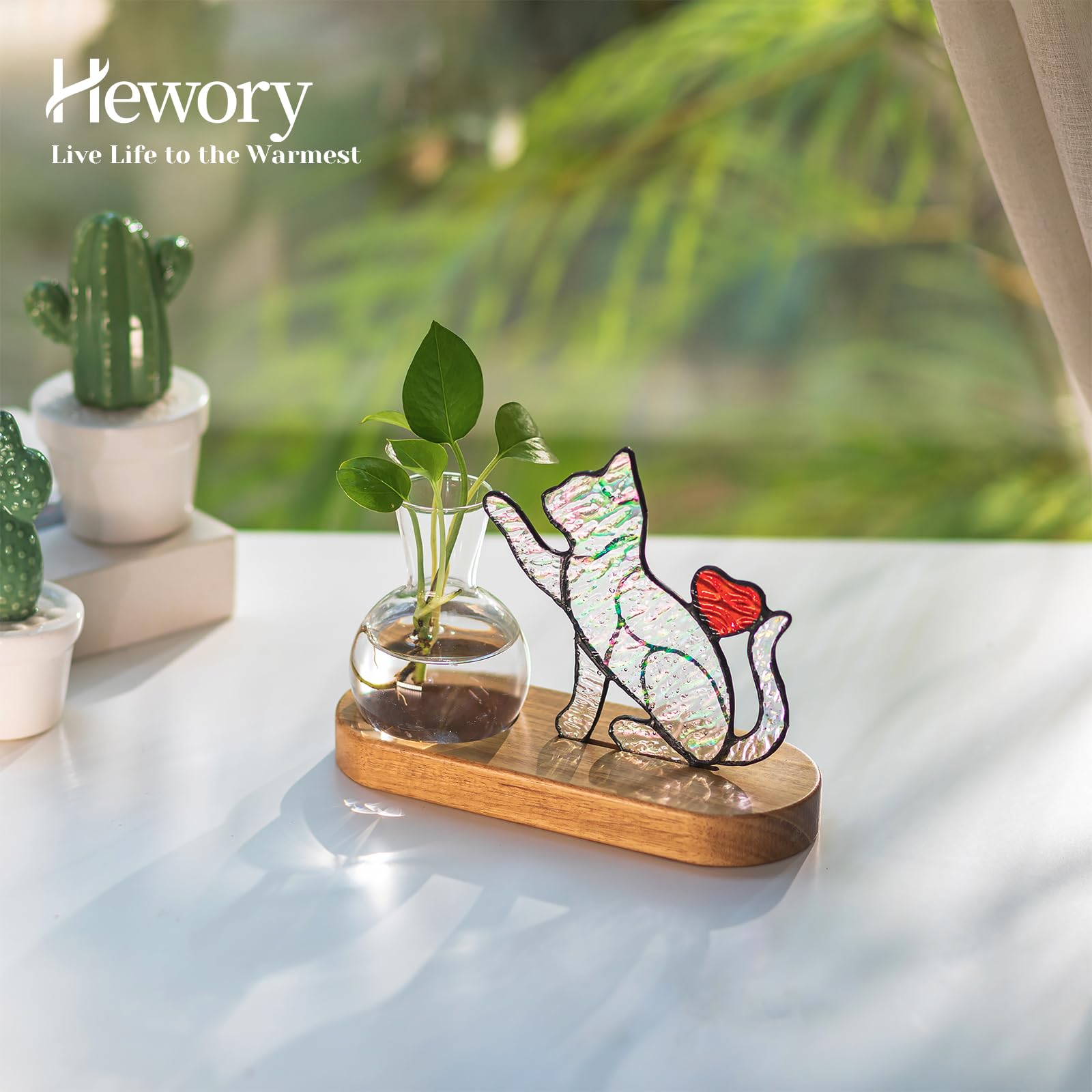 Hewory cat stained glass vase closeup highlighting craftsmanship and light shimmer.