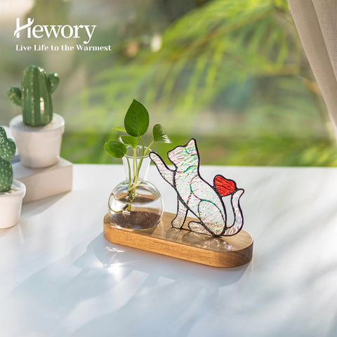 Hewory cat stained glass vase closeup highlighting craftsmanship and light shimmer.