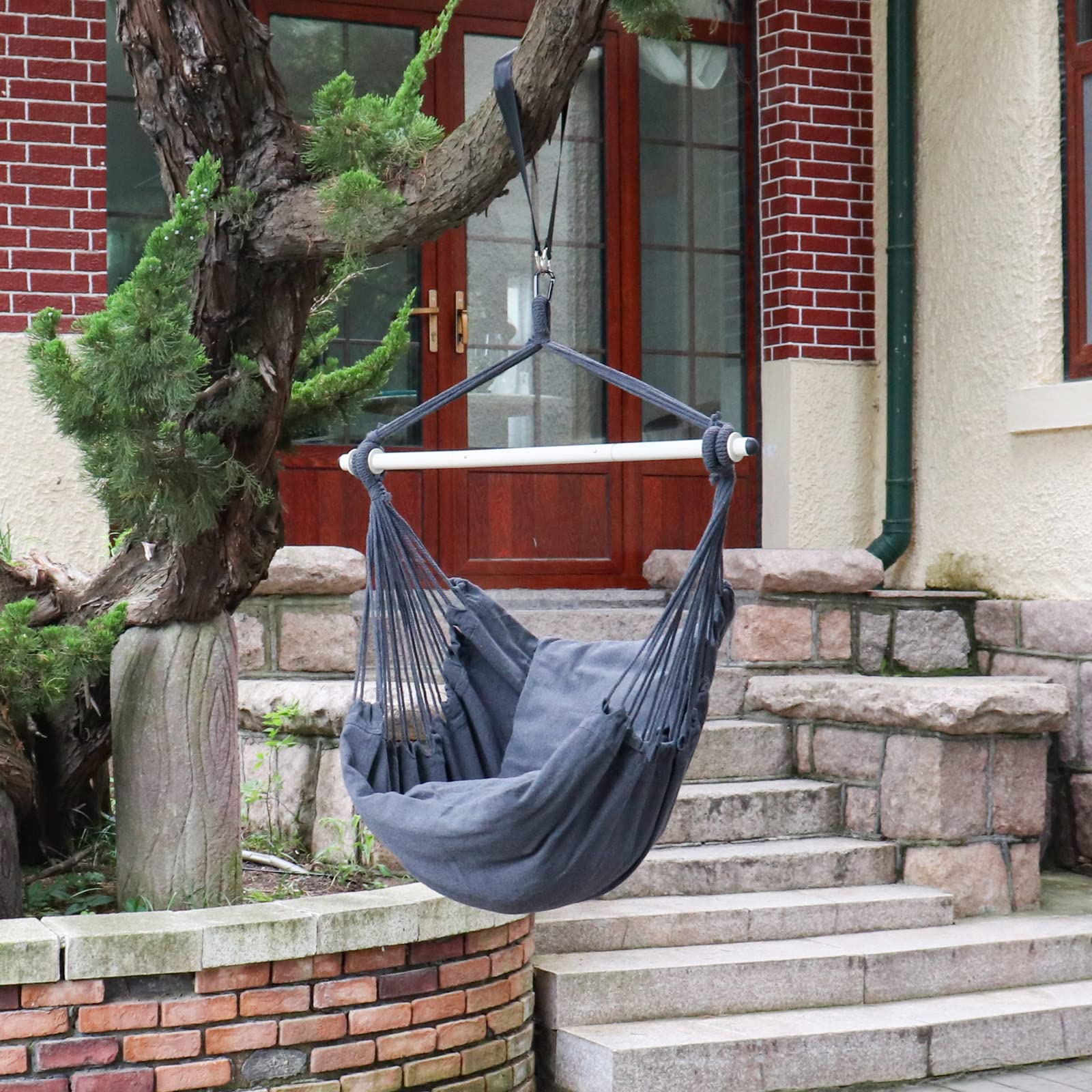 Close-up view of the Highwild steel spreader bar providing sturdy support.