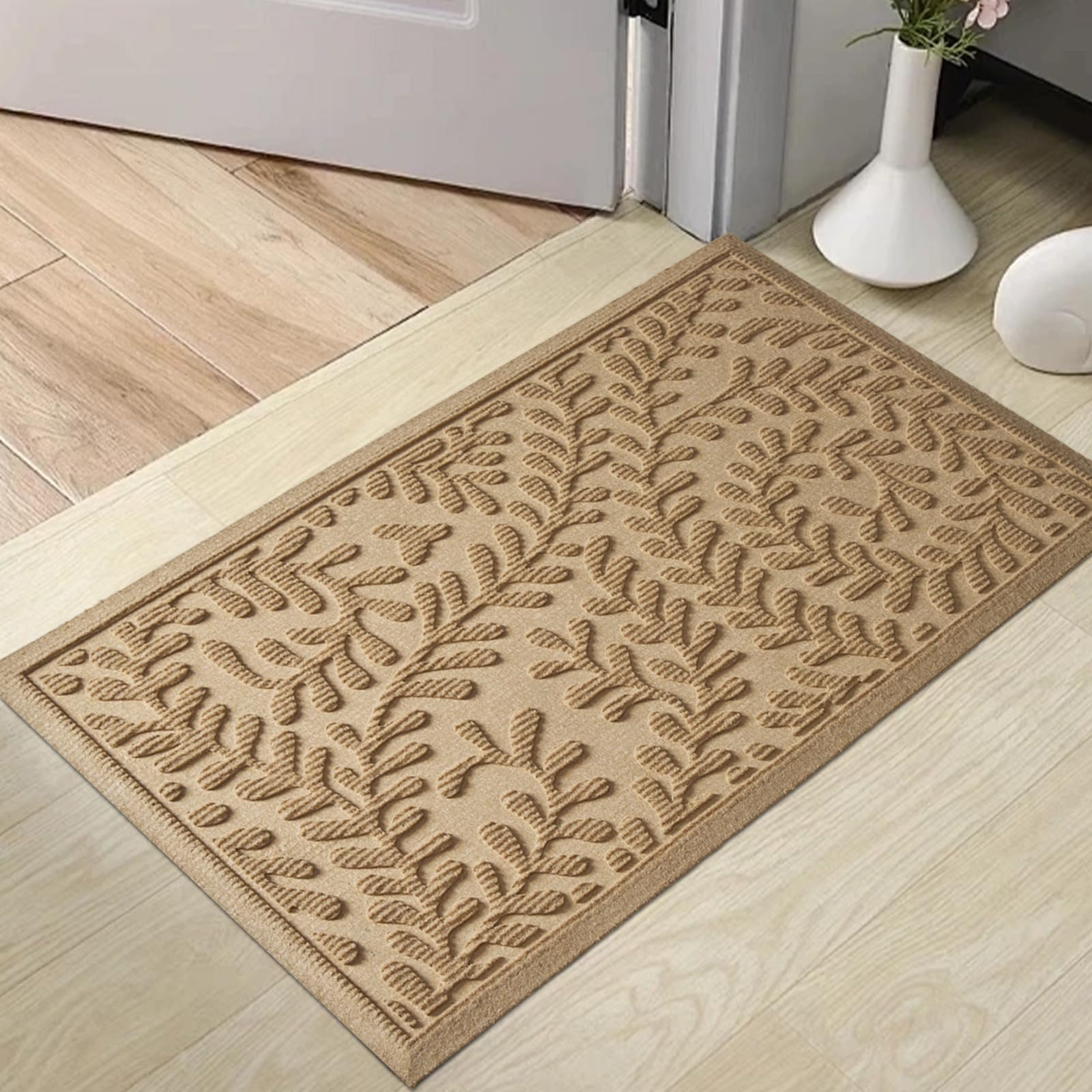 HIYARD Front Door Mat absorbs moisture and traps dirt at the entry, keeping floors cleaner.