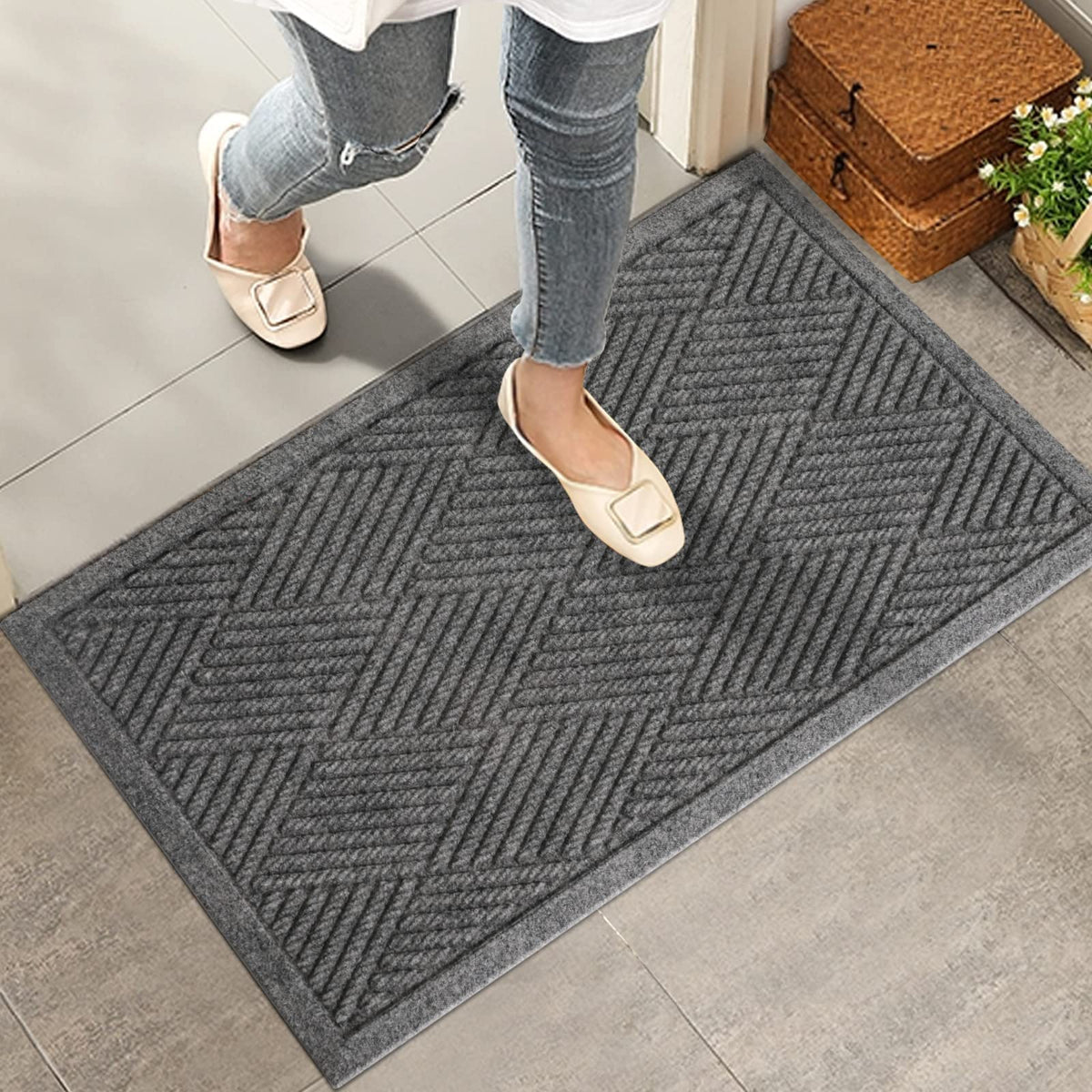 HIYARD sturdy front door mat absorbs moisture to keep floors dry.