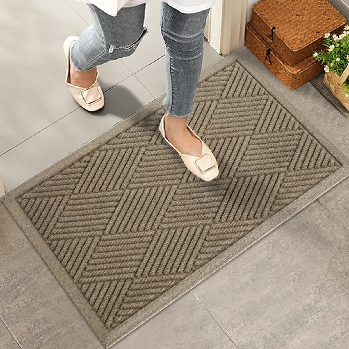HIYARD sturdy front door mat with absorbent water capture keeps entry clean.