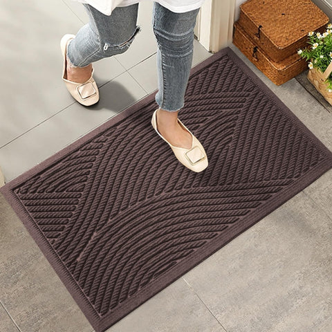 HIYARD sturdy front door mat absorbs moisture and dirt to keep entry clean