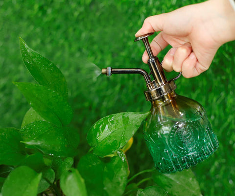 Hniuyun ring-finger holder design enables controlled, comfortable sprays.