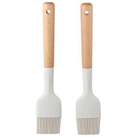 HobbyMe oil brush with wooden handle for even basting in a two-pack.