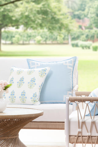 Hofdeco Premium 18x18 cover shows front and back floral pattern for versatile styling.