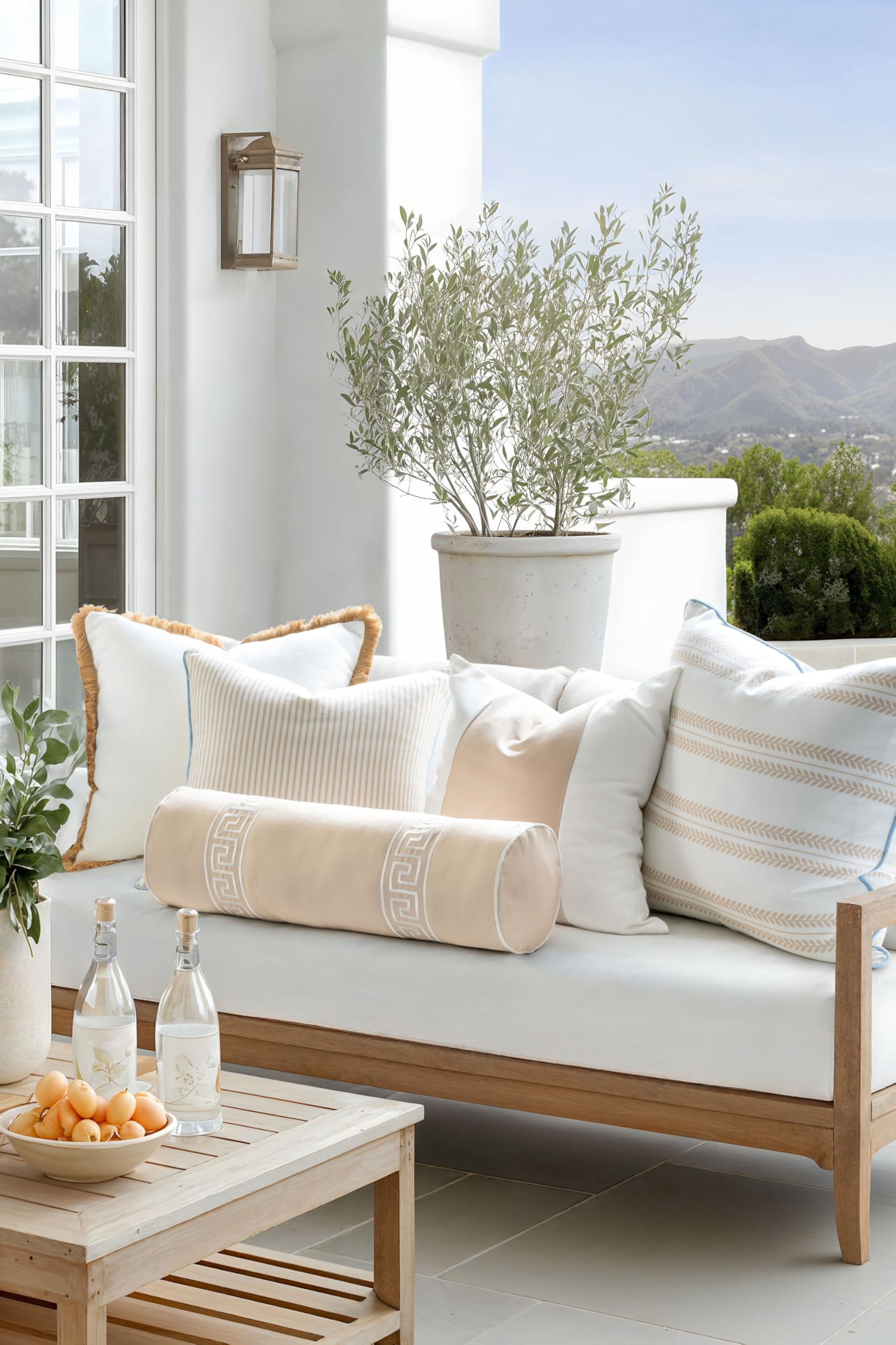 Hofdeco Premium coastal piping detail adds refined accent to outdoor seating.