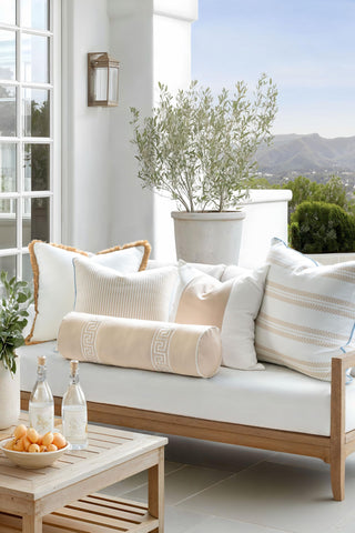 Hofdeco Premium coastal piping detail adds refined accent to outdoor seating.