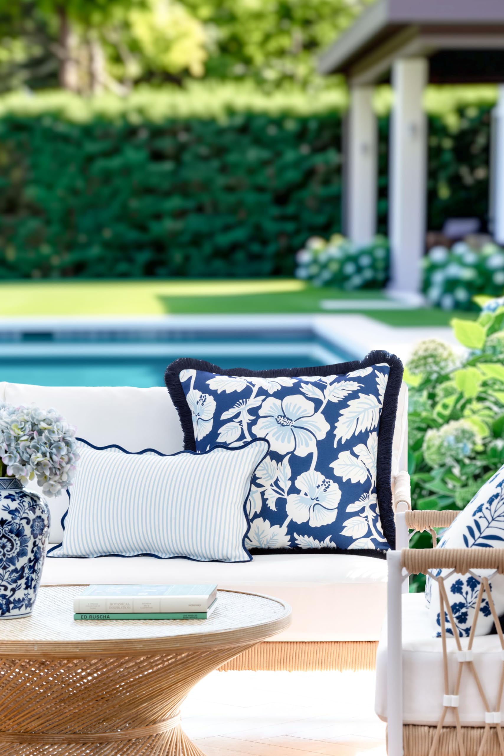 Hofdeco Premium lumbar cover showing navy scalloped edge for coastal style.