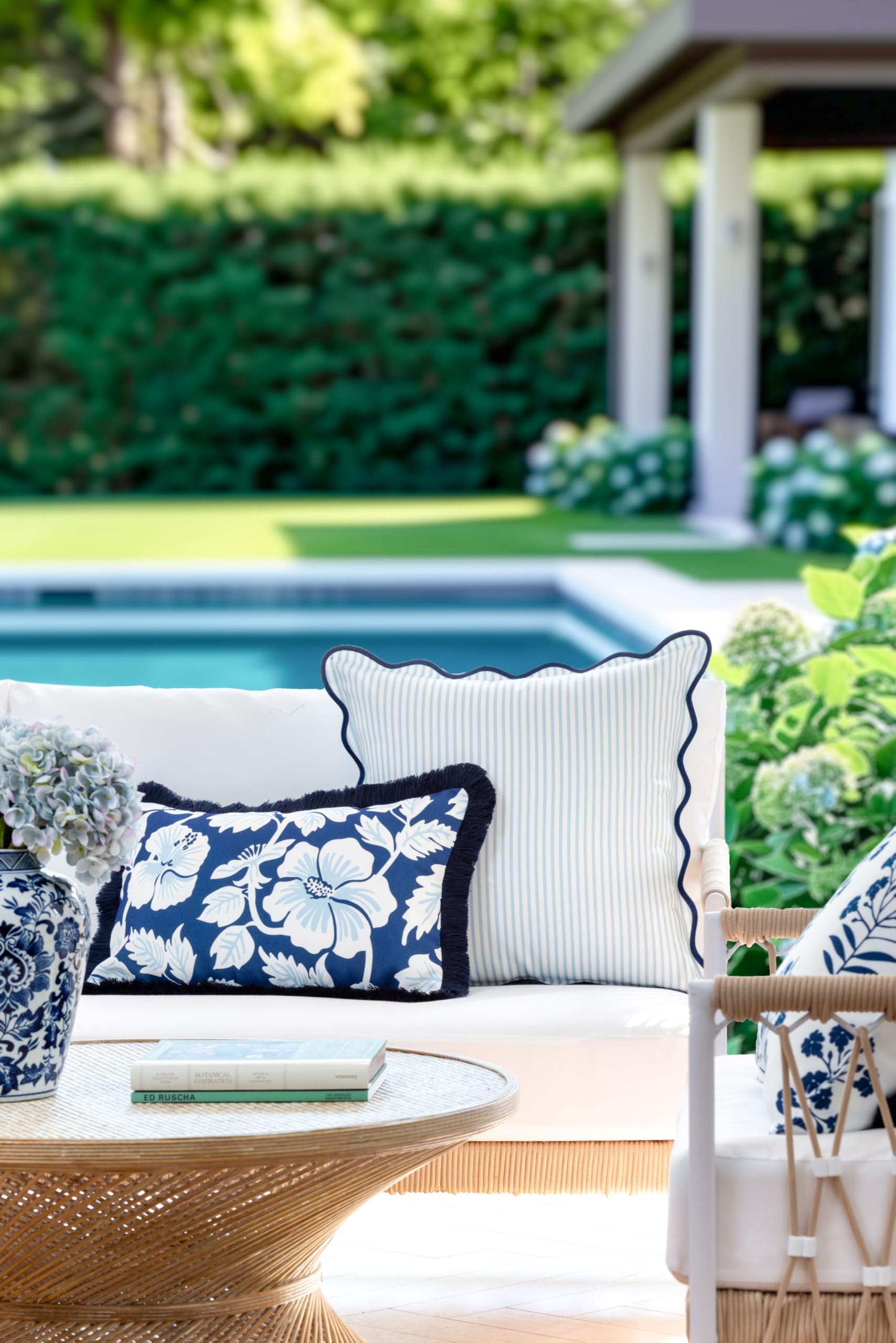 Hofdeco Premium coastal pillow cover edge detail highlighting scalloped finish