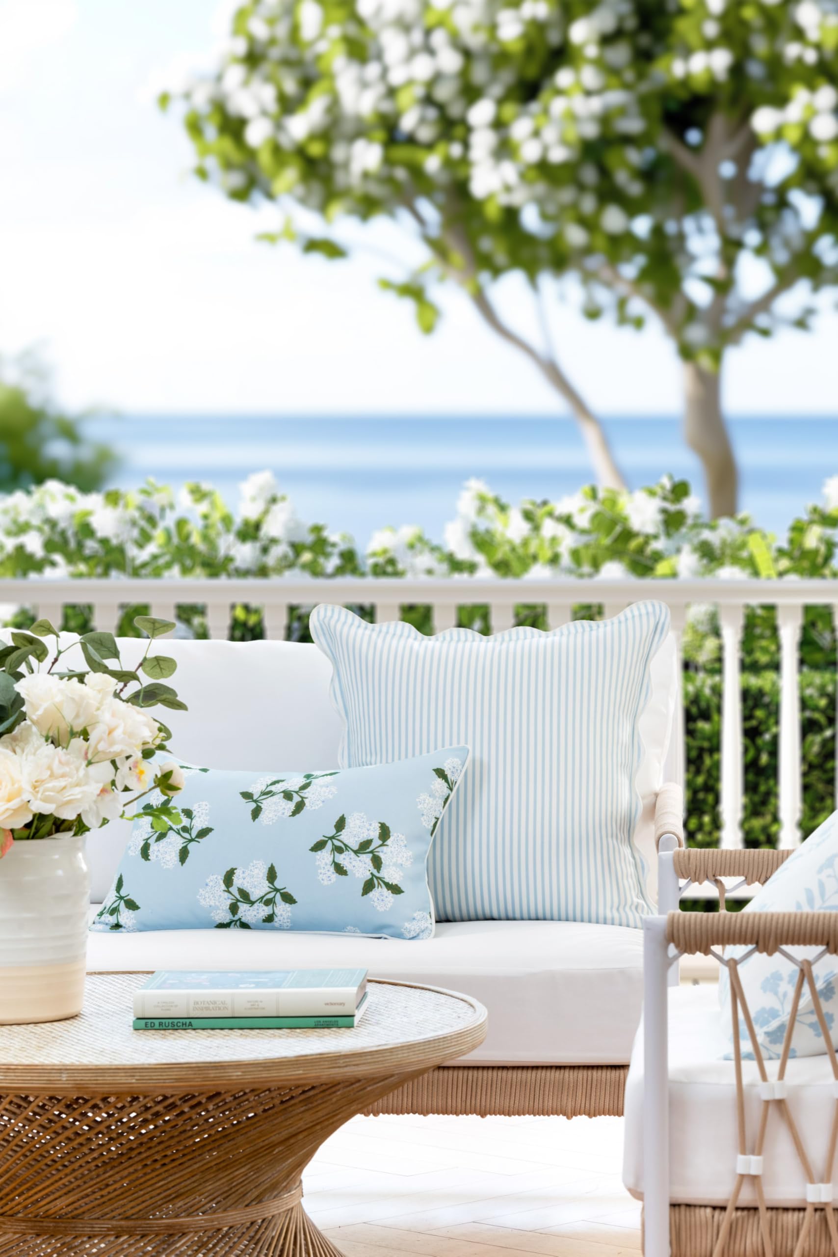 Hofdeco Premium pillow cover featuring a scalloped edge for a refined look