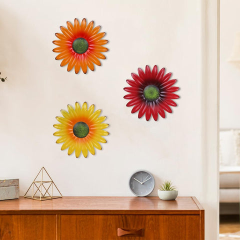 HOGARDECK metal flower wall decor weathered finish for outdoor spaces.