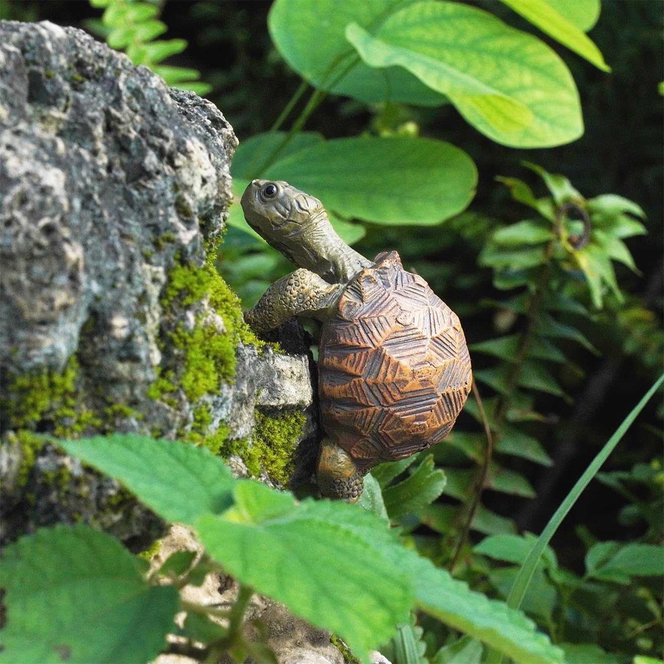 HoiiYoza UV-resistant turtle garden ornament withstands seasons on balconies.