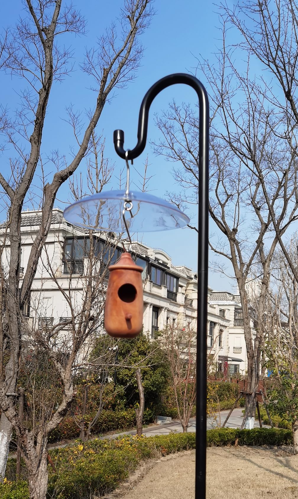 HOLAHOMA bright red dome visually attracts birds to the feeder.