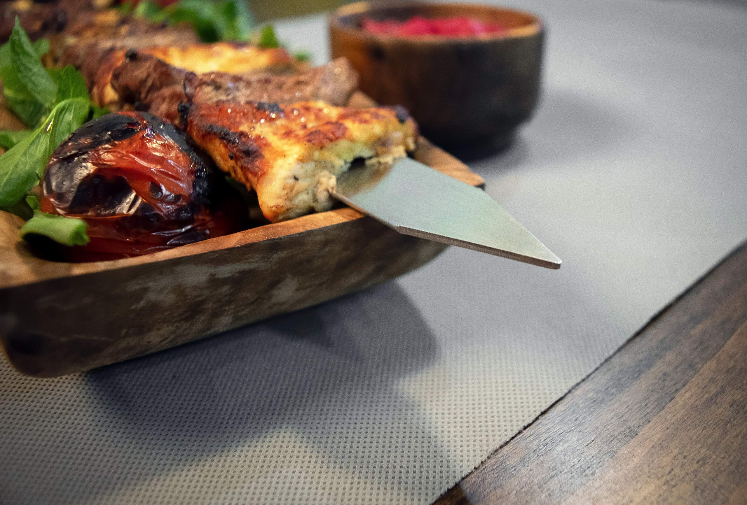 HOM 8-kebab-skewer 59-cm-length demonstrates ample cooking space.