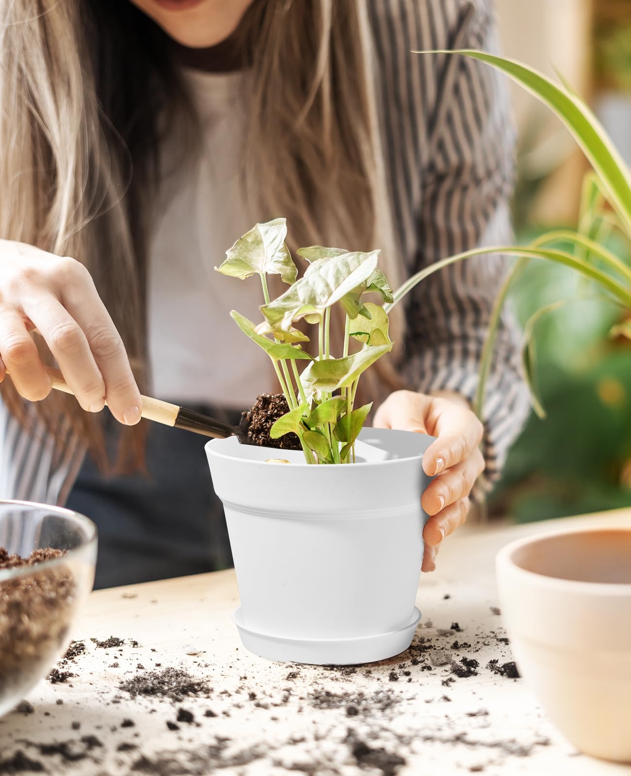 Homenote trays included with cream-white pots keep surfaces clean.