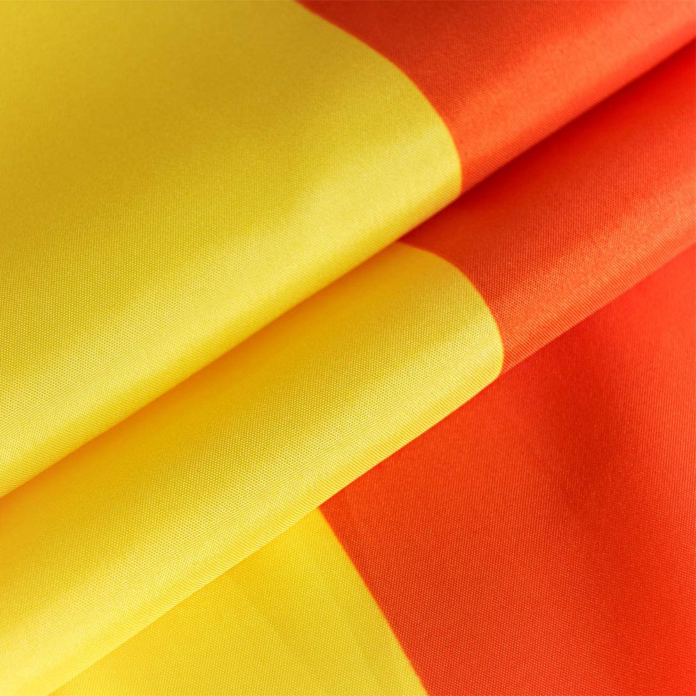 Homissor fade-resistant polyester preserves color in sunlit daylight.