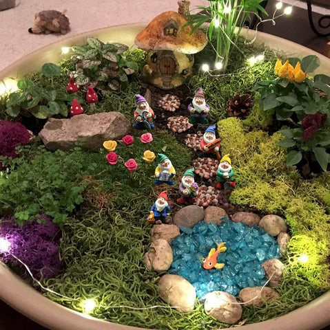 HONEYSHOW Mini gnome set made of polyresin for durable garden accents