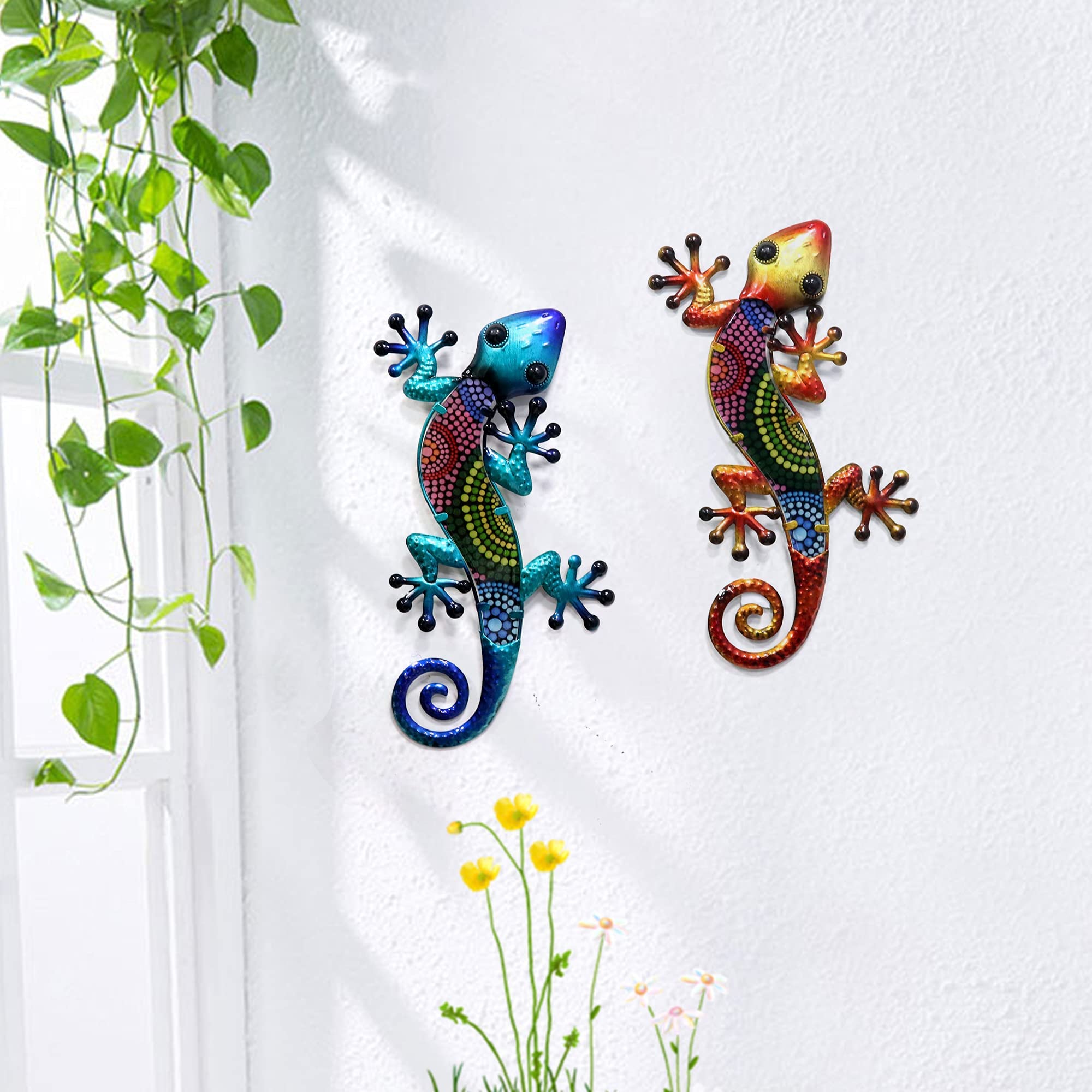 HONGLAND two geckos brighten fences or walls with vivid color.