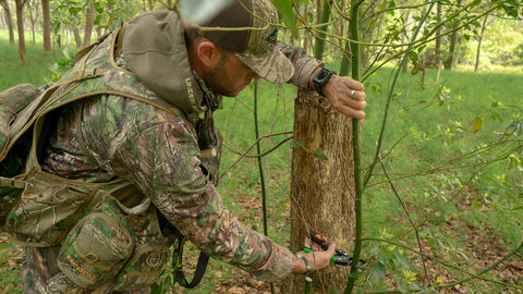 Teﬂon-coated blade on Hooyman Ratchet Pruner reduces heat buildup