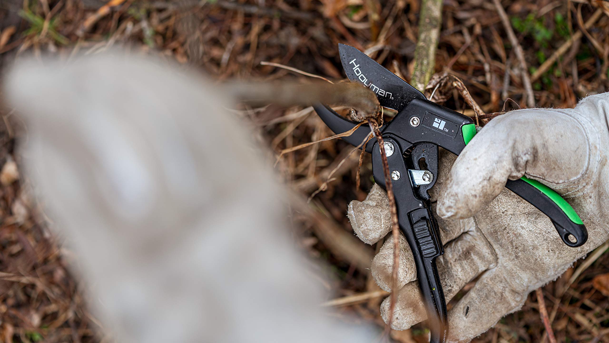 Hooyman Ratchet Pruner with thumb-lock engaged for travel