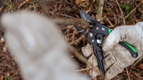 Hooyman Ratchet Pruner with thumb-lock engaged for travel