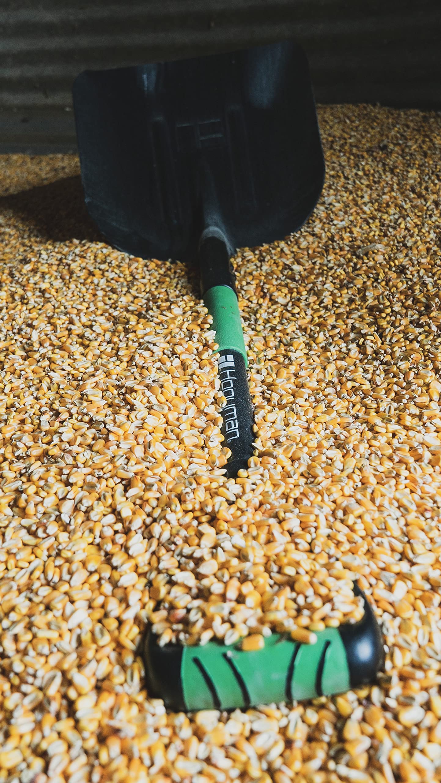 Hooyman scoop shovel no slip H-Grip section shown in wet conditions