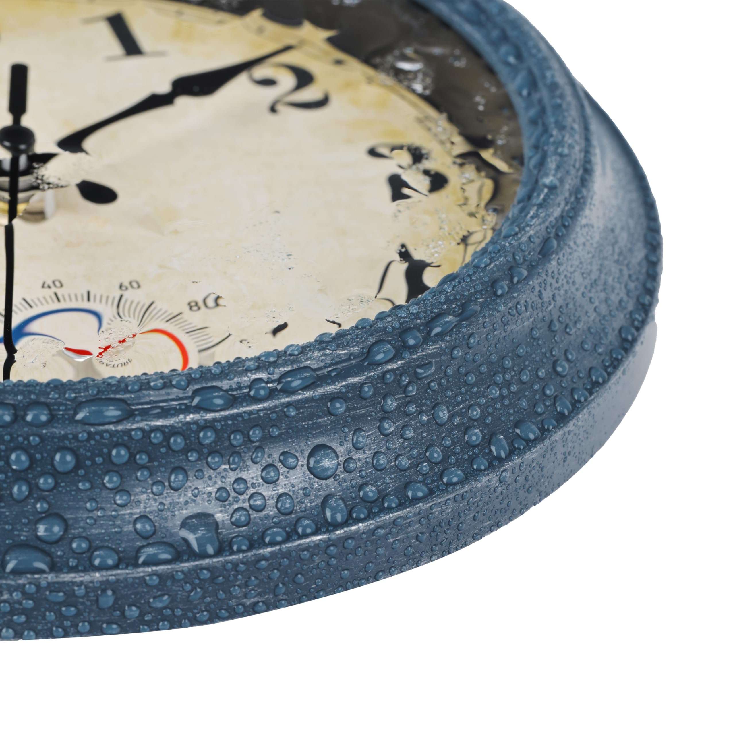 Horizent clock features an easy-hang triangular slot for quick mounting.