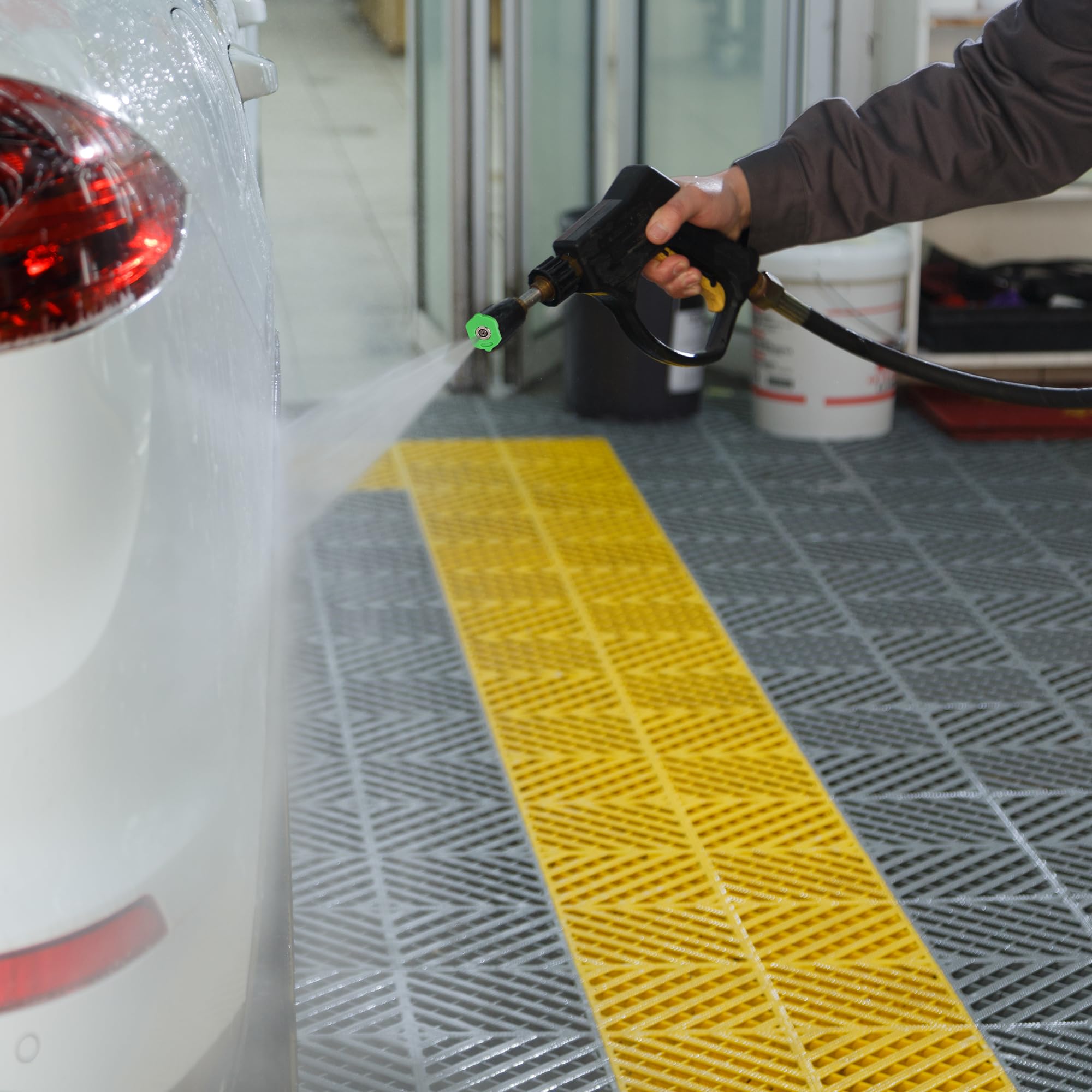 Hourleey 40-degree white nozzle widens spray for larger areas.