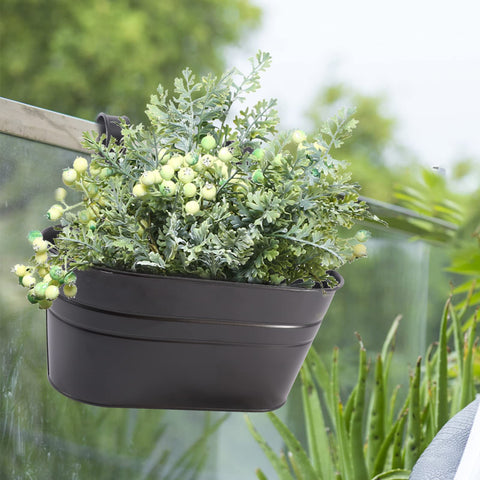 HowRU round pot style hanging lets you rearrange blooms easily.