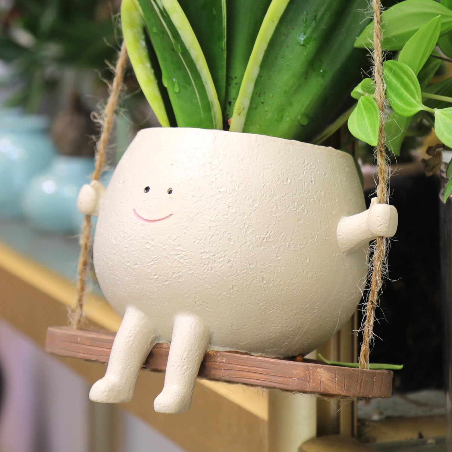 HUNTHAWK swing face planter in resin for vibrant indoor and outdoor display.