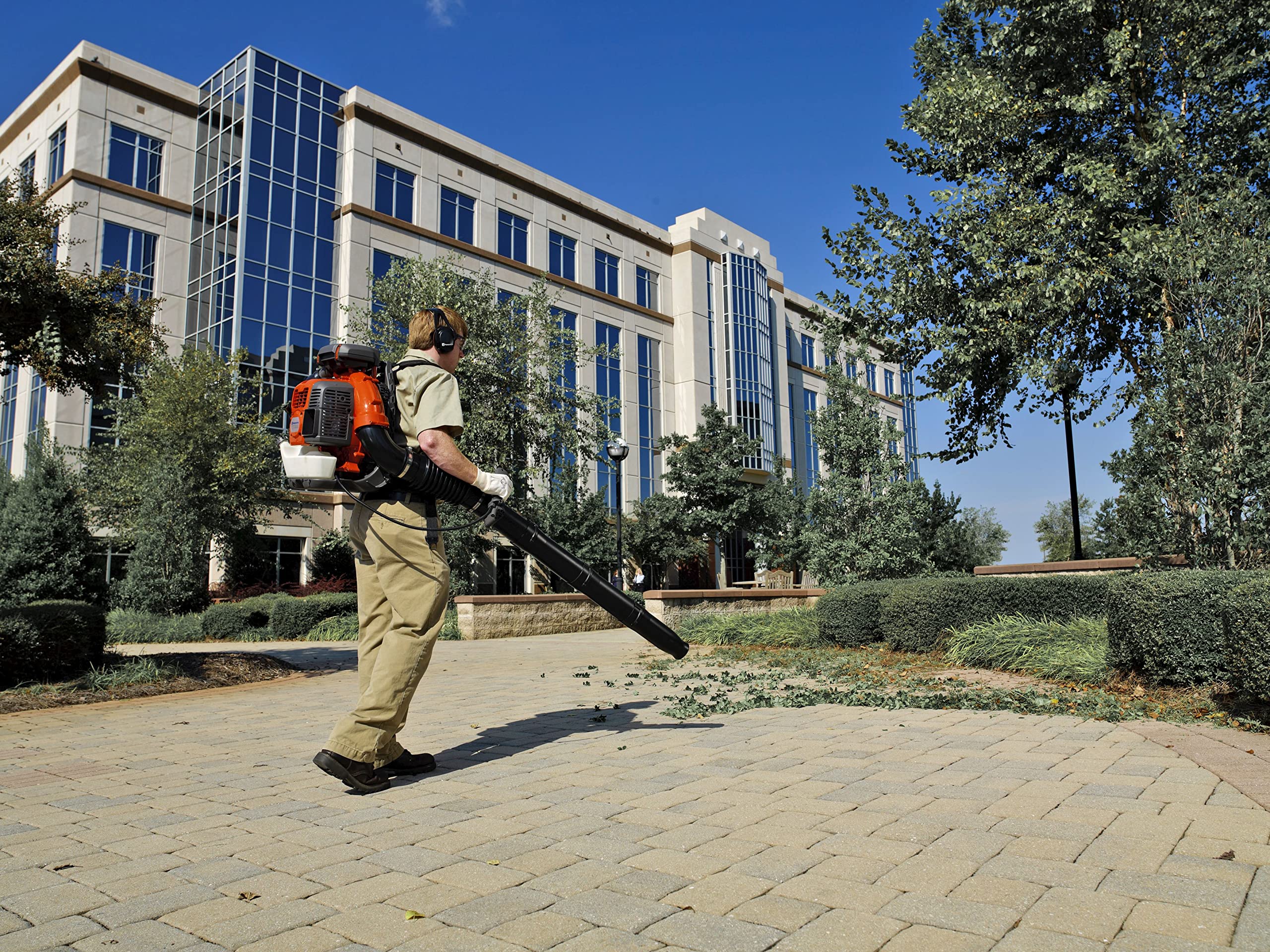 Husqvarna 350BT air purge system aids trouble-free starting