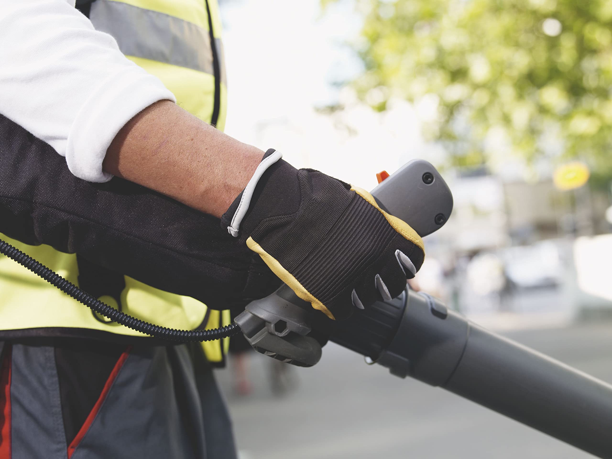 Husqvarna 350BT LowVib reduces vibrations for comfortable use