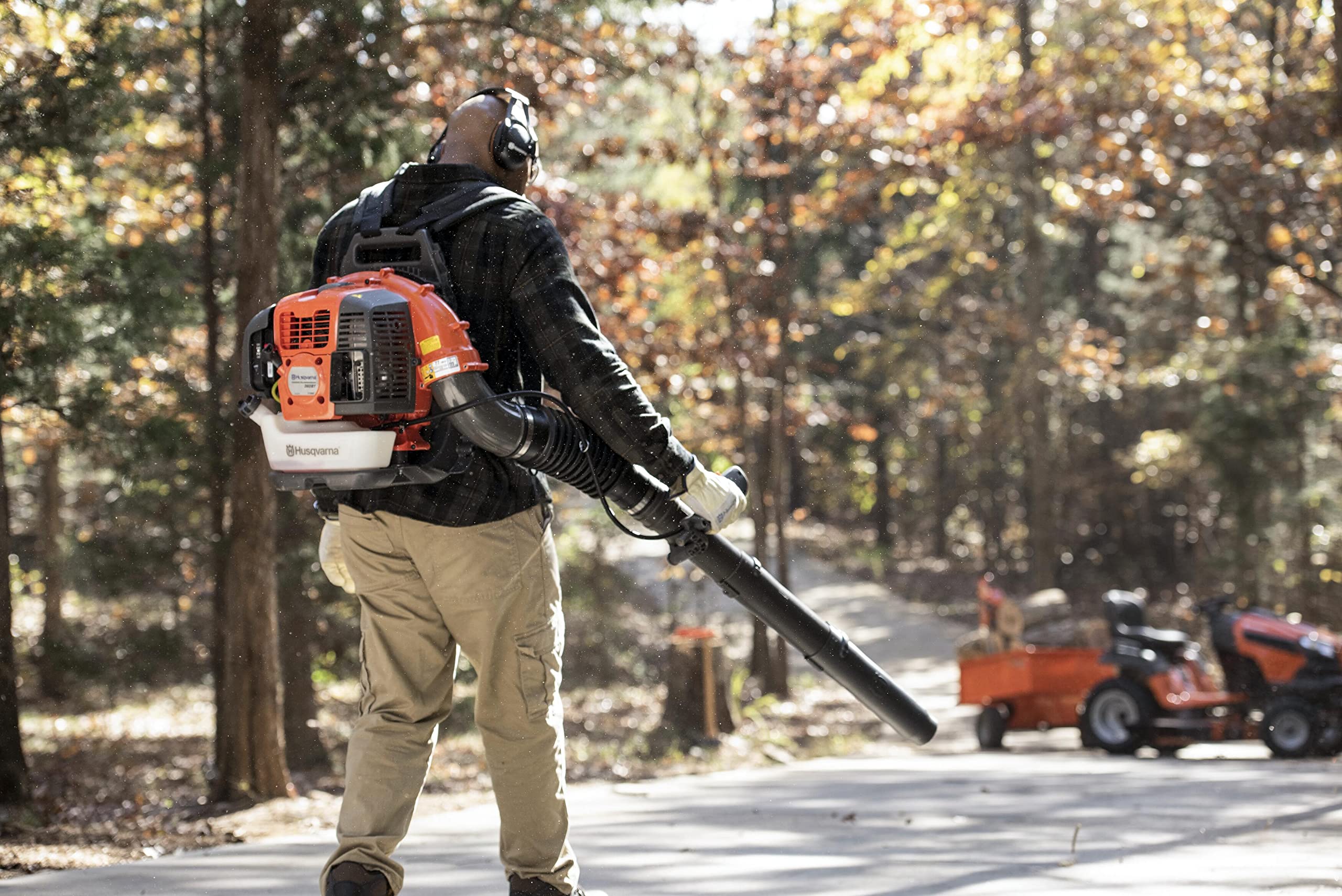 Husqvarna 360BT provides 890 CFM airflow for fast clearing.