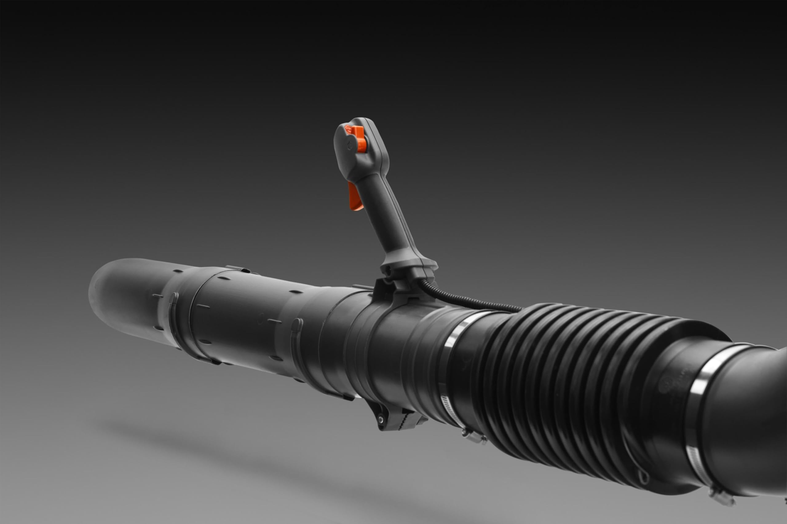 Husqvarna 580BTS generates 47 N of blow force for heavy leaves and debris.