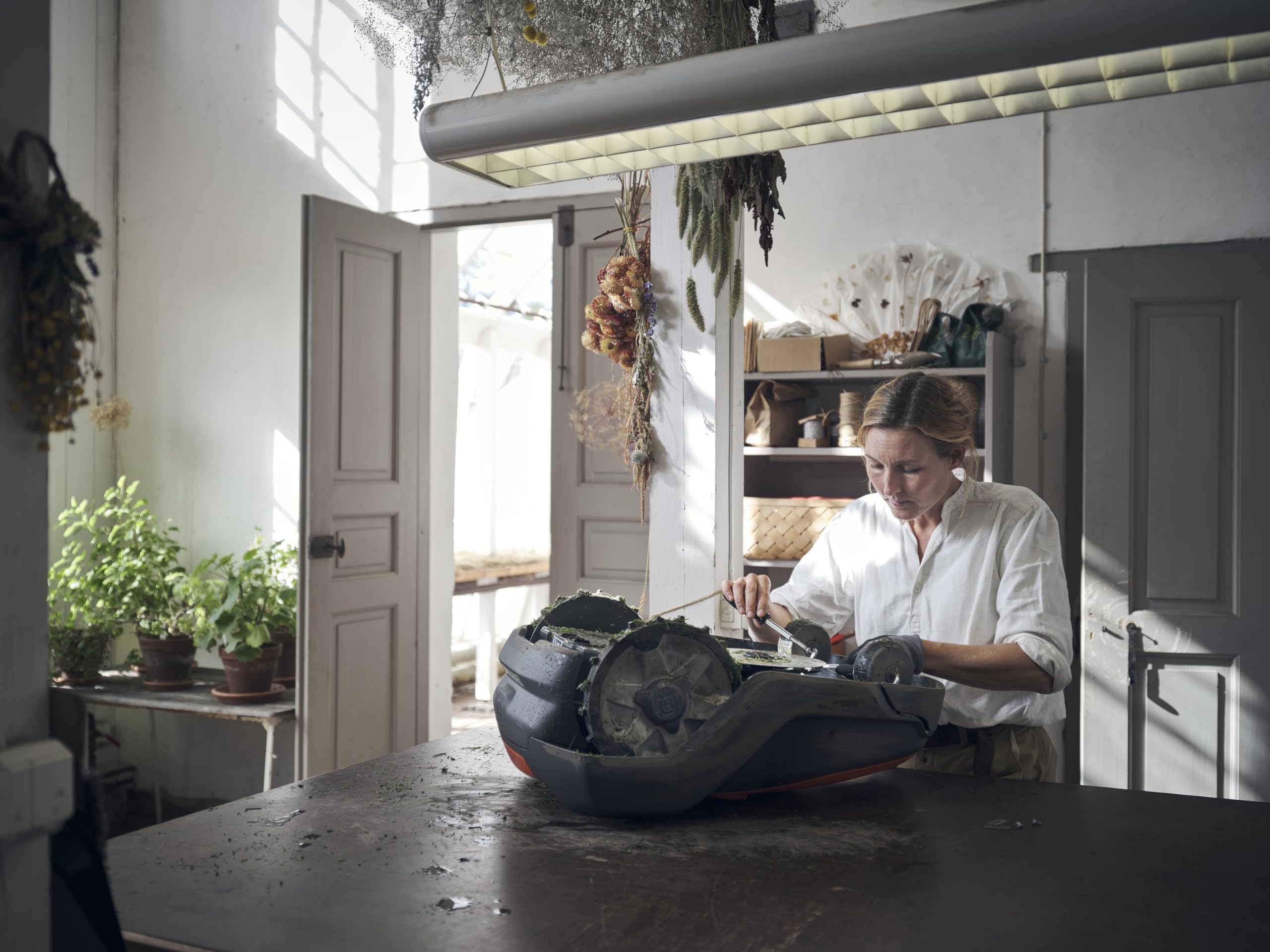 Husqvarna Endurance blades close-up carbon steel edge for precise cuts