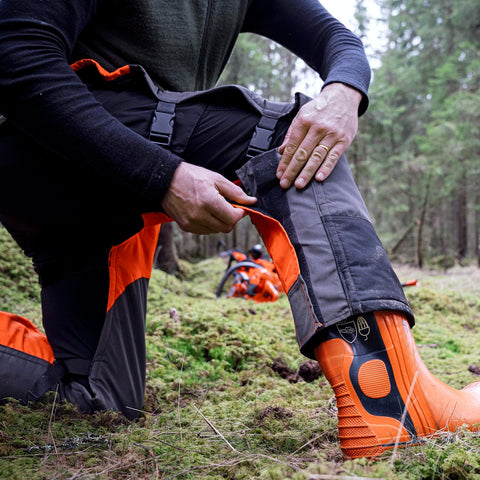 Husqvarna safety gear with Acetyl Delran buckles meets professional safety standards.