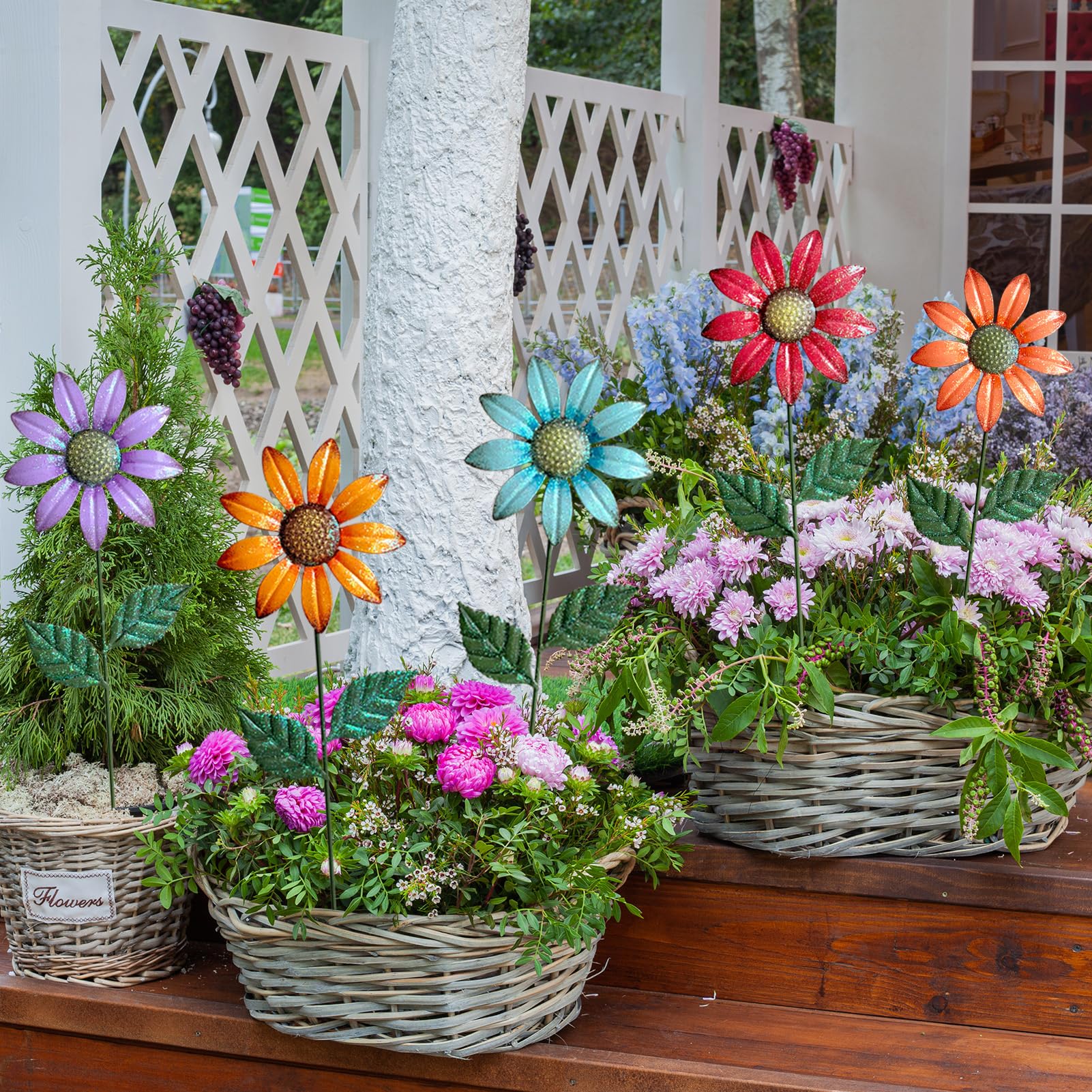 HUTHDAK outdoor stakes brighten paths and lawns with vibrant color.