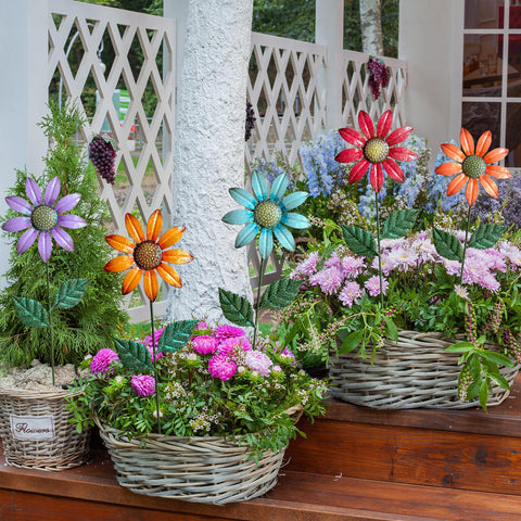 HUTHDAK outdoor stakes brighten paths and lawns with vibrant color.