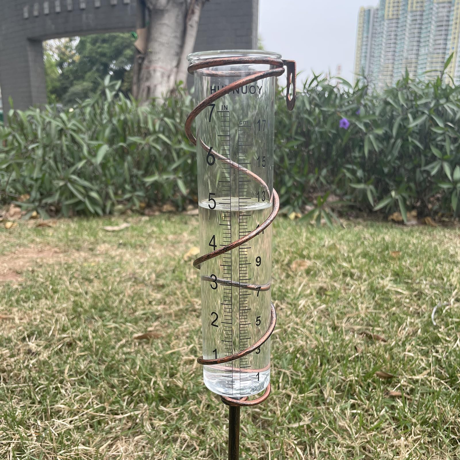 HUTNUOY outdoor-ready rain gauge for year-round use.