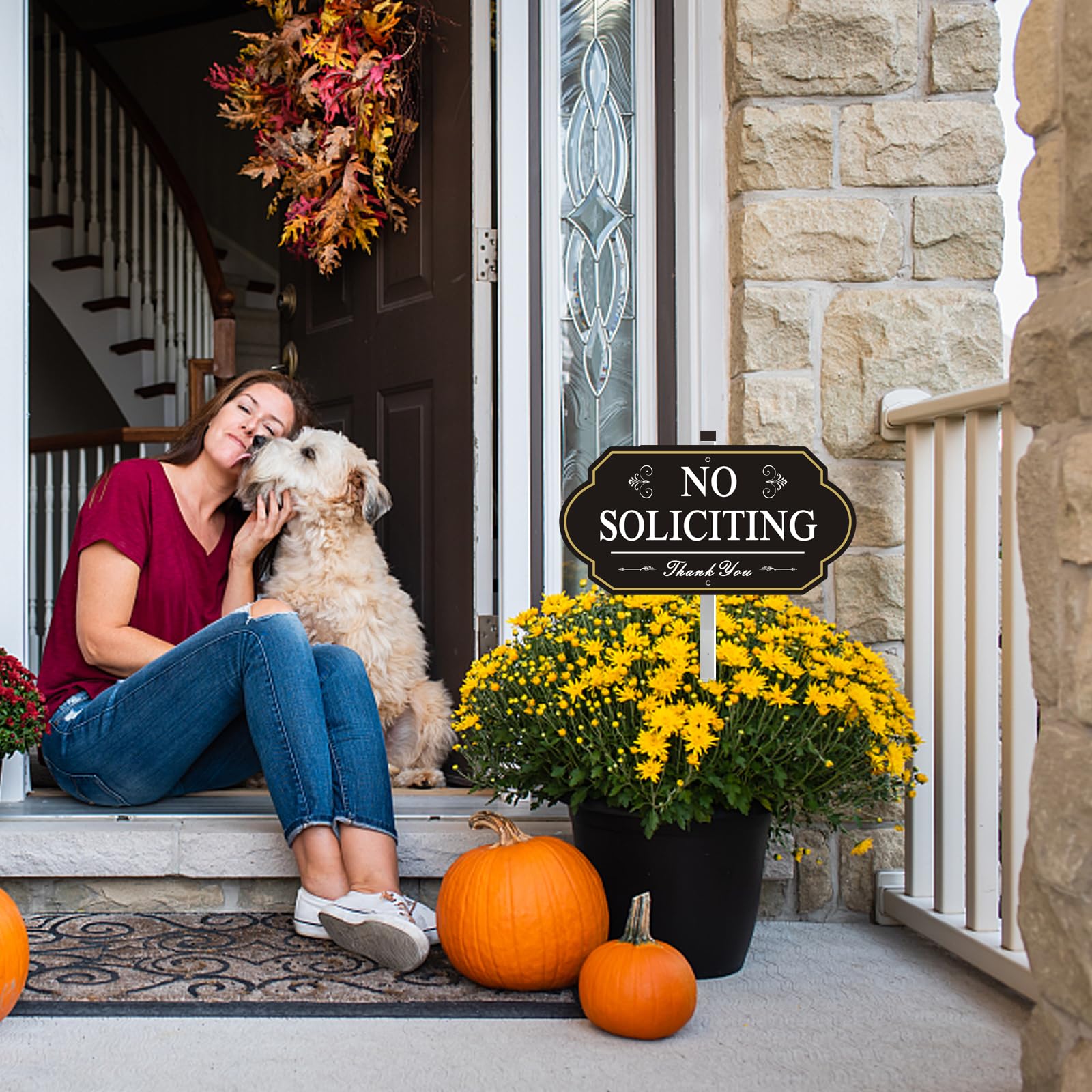 i-CowFun sign fits a flowerpot for discreet placement.