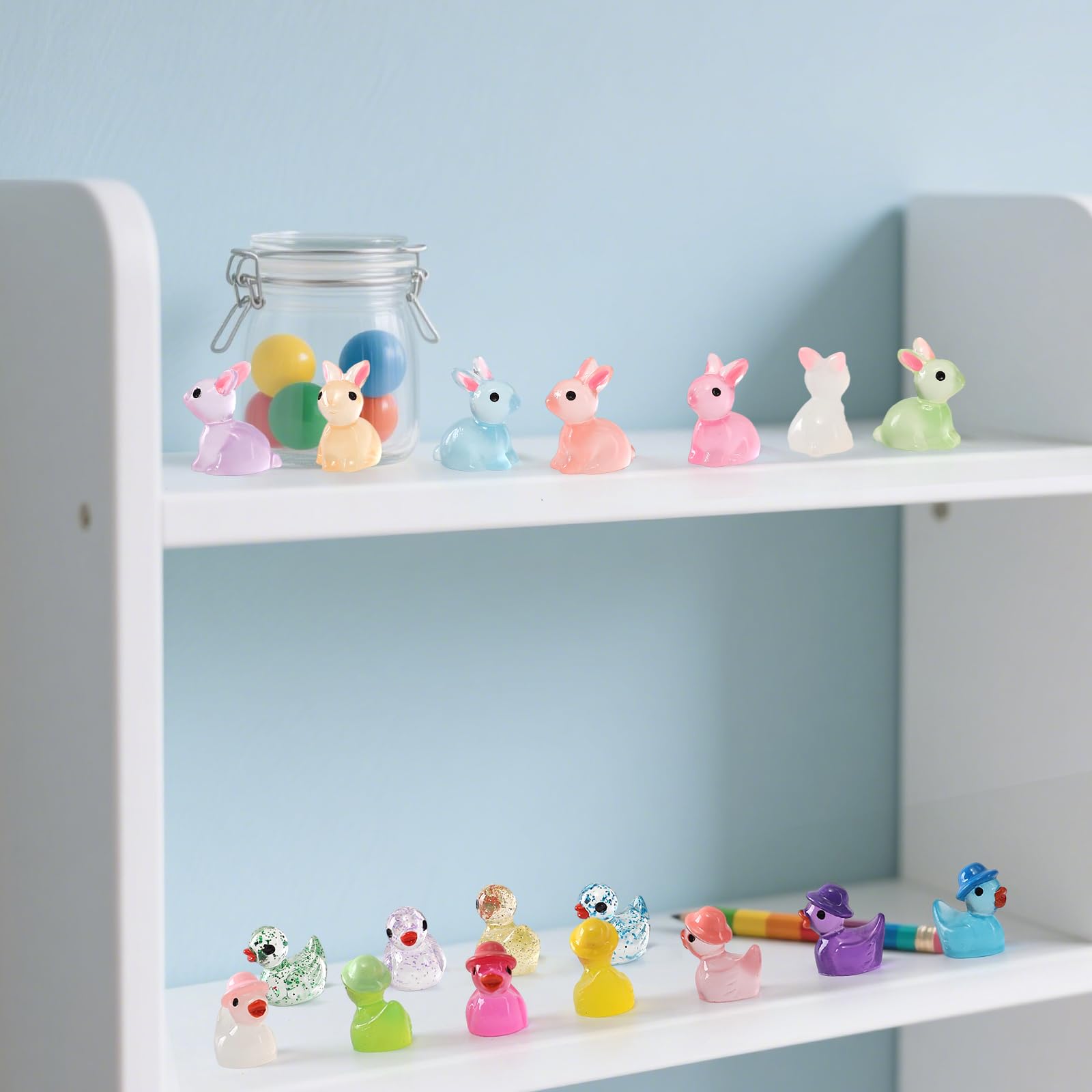 IHFAIO mini resin chicken for dollhouses and decorative shelves.