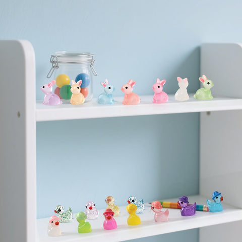 IHFAIO mini resin chicken for dollhouses and decorative shelves.