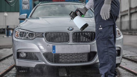 IK Multi PRO 2 stable base provides steady spraying on variable surfaces.
