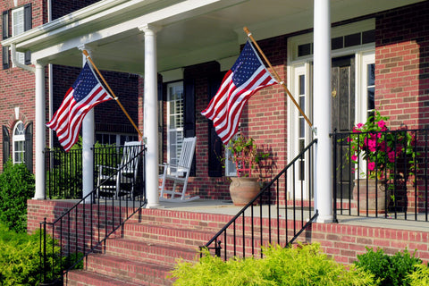 ILOT wooden flag pole with tangle-free design prevents tangling of flags.