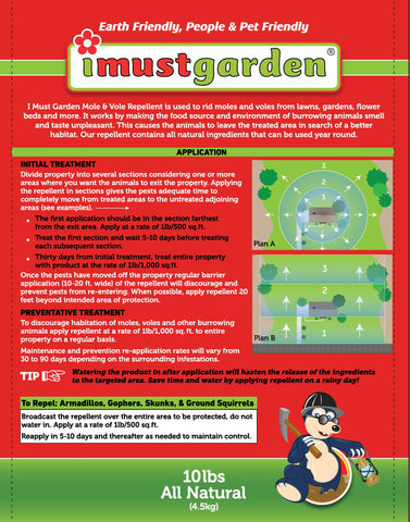 IMUSTGARDEN applying-repellent-granules-on-lawn for proactive pest deterrence.