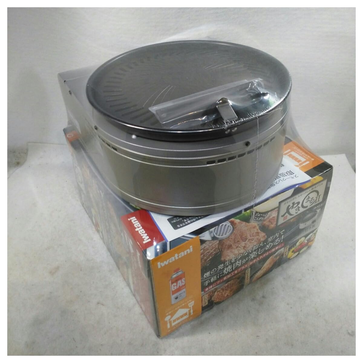 Iwatani Yakimaru II fluorine-coated plate prevents sticking for easier cleaning.